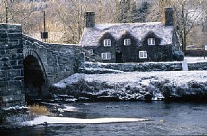 Photographs - Tu Hwnt i'r Bont