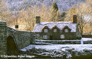 Photographs - Tu Hwnt i'r Bont in snow Llanrwst